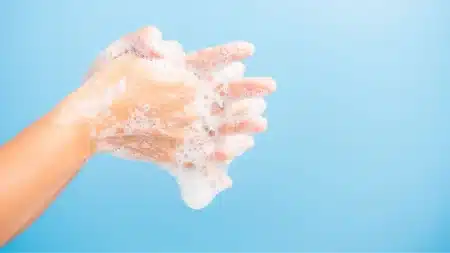 Buih Pembawa Bencana: Ancaman Senyap SLS dan Triclosan Dalam Rutin Kebersihan Diri Kita SLS triclosan ancaman senyap