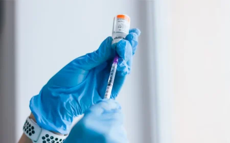 Botox (OnabotulinumtoxinA): Kegunaan, Dos, Kesan Sampingan dan Amaran Botox